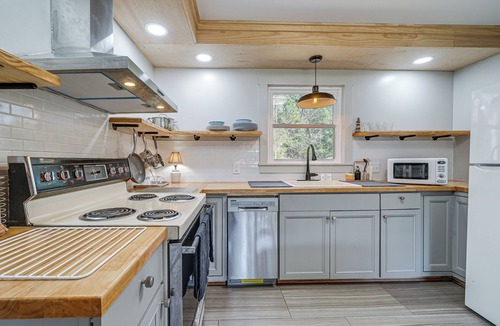Myrtle Grove Cottage | Deck & Spacious Yard! Wilmington Gem on Half-Acre