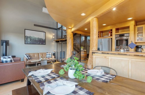 Coupeville House | Deck Views, Fire Pit, Pool, 3 Mins to Beach | Madrona Tree Retreat by AvantStay