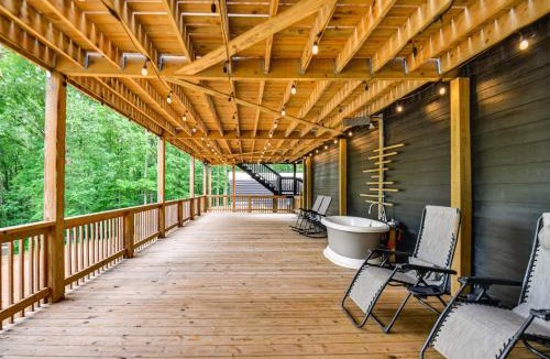 Banks County House | Decks & Forest Views! North Georgia Mtn Retreat