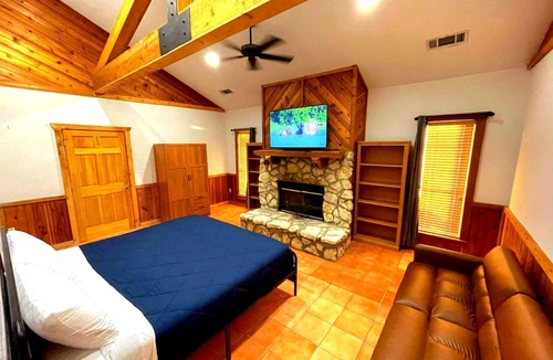 Elmaton House | ☆Delightful 4 Bedroom, lake view. Sleep 8-12.☆