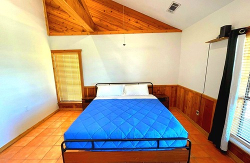 Elmaton House | ☆Delightful 4 Bedroom, lake view. Sleep 8-12.☆