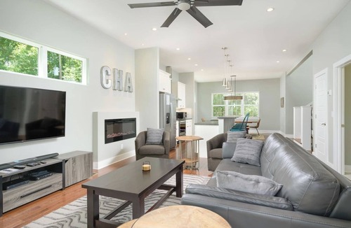 North Chattanooga House | Delmont Amazing Rooftop Deck Walking distance to Northshore and Downtown