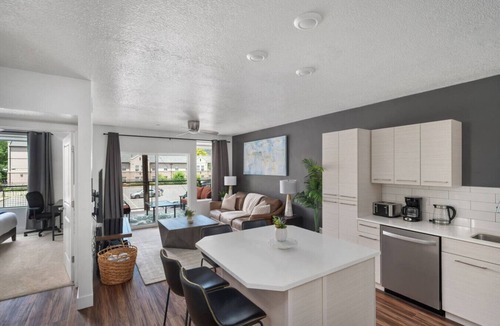 Downtown Salt Lake City Apartment | Deluxe 1BR 1BA Pool, Gym, Htub, Pkg