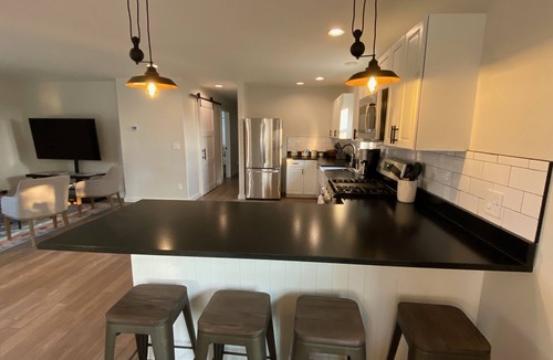 Manhattan House | Deluxe Guest House with the Biggest Big Sky Views!