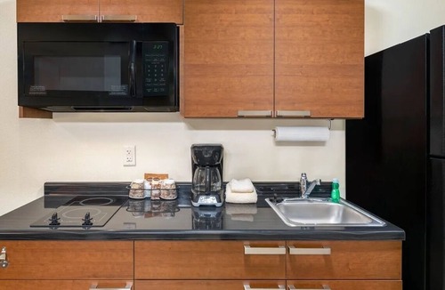 Bozeman Hotel | Deluxe Mountain View Room for Relaxation and Adventure | Kitchen | Free Parking