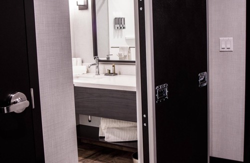 Lititz Hotel | Deluxe Queen Beds (2) - Backstage Vibe, Lancaster Charm - Free Wifi -Indoor Pool