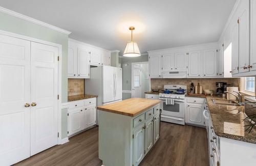 Southwest Raleigh House | Designer 3000sqft 5B3.5B Retreat Near Lenovo Center - 3 King Beds