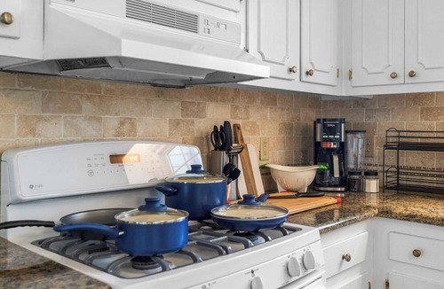 Southwest Raleigh House | Designer 3000sqft 5B3.5B Retreat Near Lenovo Center - 3 King Beds