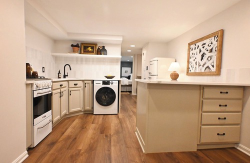 Kingman Park Apartment | Designer Capitol Hill Guesthouse—Prime Location, Walkable + Free Parking