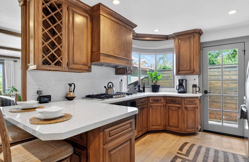 Silver Triangle House | Designer Home + Backyard Oasis + Firepit | Mins to Universal | Laurel Terrace