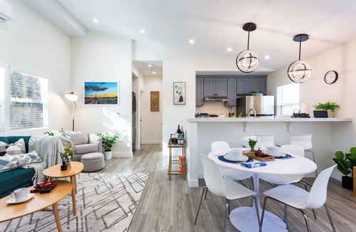 Mid Central House | Designer House in Pasadena with Outdoor Kitchen & King Bed & AC