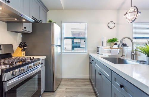 Mid Central House | Designer House in Pasadena with Outdoor Kitchen & King Bed & AC