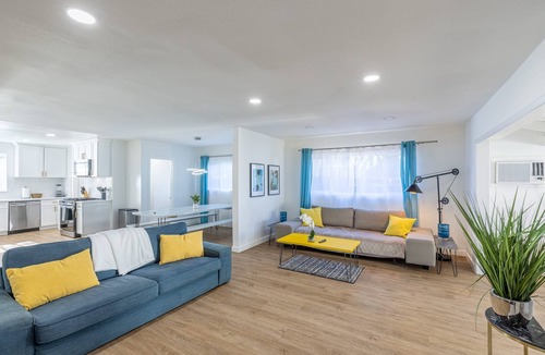 North Hills West House | *Designer: Spacious, Htd Pool, Ping Pong, BBQ etc*