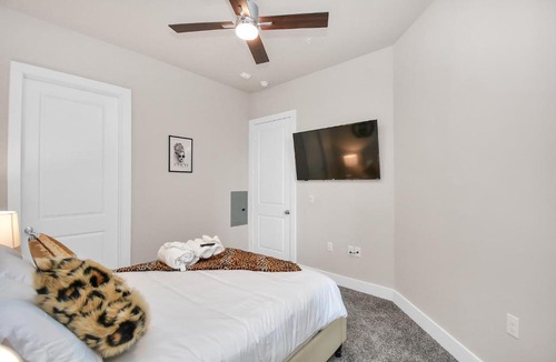 Washington Ave./ Memorial Park Apartment | Designer Suite- Centrally located downtown near Galleria, Midtown, Medical Center, & Art District
