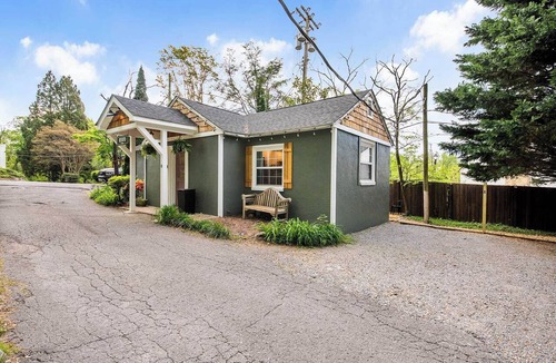 Lookout Mountain Apartment | Desoto Cottage Hot Tub & Breakfast Treats