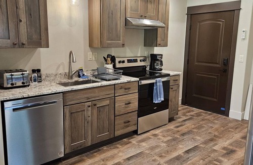 Gardiner Cabin | Destination Delight! Free Parking, Edge of Yellowstone North Entrance!