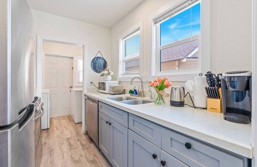 Alhambra House | Detached house Prime & Private location King Bed!