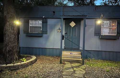 Spiro Cabin | Dew's Cabin is just 10 minutes from Fort Smith, Arkansas.