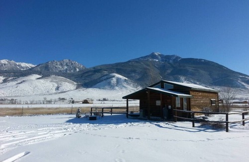 Livingston Cabin | Dexter Peak cabin, elegantly rustic near YNP/Chico
