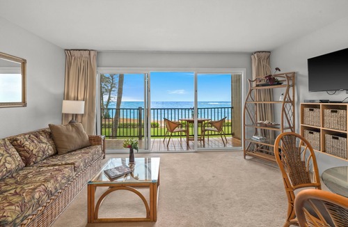 Kapaa Condo | Direct Beachfront/Oceanfront Condo - 3 minute walk into Kapa'a