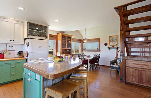 Ashton House | *DISCOUNTED RATES* KABINO: Lindas Perch On Bank of Henrys Fork Mtn Views Fishing 6+ acres WIFI