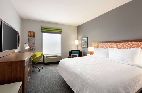 Houston Hotel | Discover Modern Comfort in a Contemporary Room | Free Breakfast & Parking