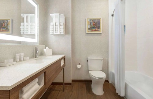 Houston Hotel | Discover Modern Comfort in a Contemporary Room | Free Breakfast & Parking
