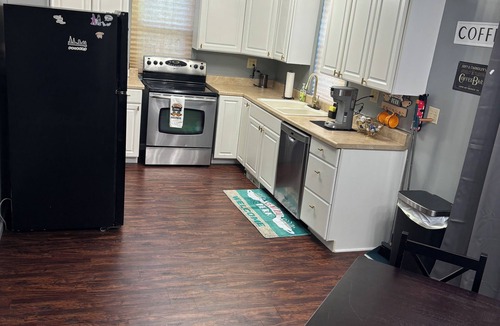 West Liberty Apartment | Discover Ohio charm near caverns - 7 min, “Friends” Joey & Chandlers apt