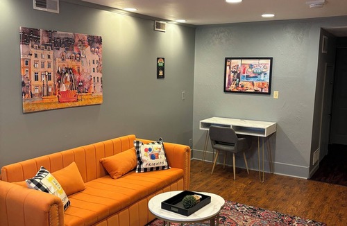 West Liberty Apartment | Discover Ohio charm near caverns - 7 min, “Friends” Joey & Chandlers apt
