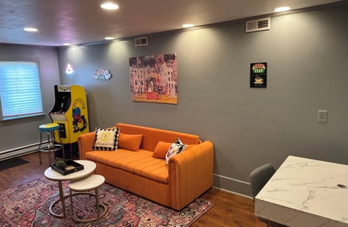 West Liberty Apartment | Discover Ohio charm near caverns - 7 min, “Friends” Joey & Chandlers apt