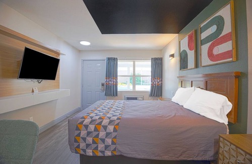 Le Barons Of Titusville Hotel | Discover Private Room Near Merritt Island Refuge, Parking Included