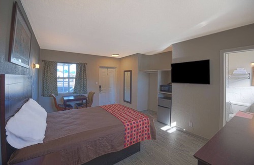 Le Barons Of Titusville Hotel | Discover Private Room Near Merritt Island Refuge, Parking Included