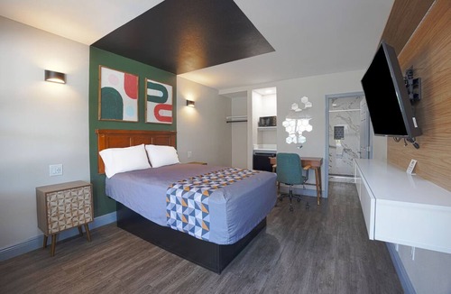 Le Barons Of Titusville Hotel | Discover Private Room Near Merritt Island Refuge, Parking Included