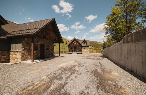 Preston House | DMR Cabin 6 | Two-Level | Game Room | Max Capacity 14