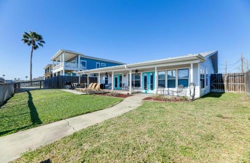 Palm Harbor House | Dock & Bay Access: Rockport Home on Canal