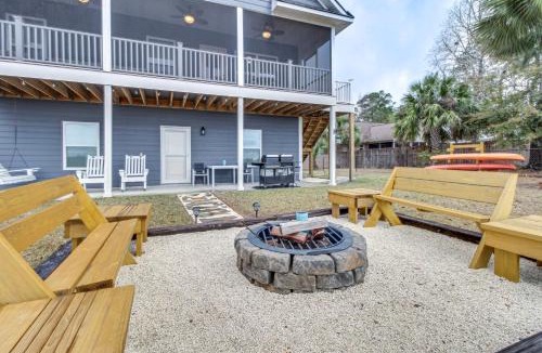 Midway House | Dock & Fire Pit: Waterfront Midway Retreat!