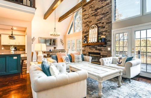 Southmont House | Dock & Hot Tub at High Rock Lake Retreat