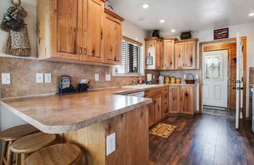 Sweetwater Cabin | Dog-friendly cabin with lake view & wraparound deck - near golf & Bear Lake