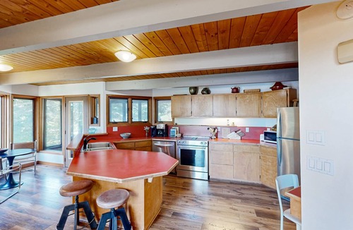 Sandpoint Cabin | Dog-friendly cabin with private hot tub, wood-burning fireplace & central AC