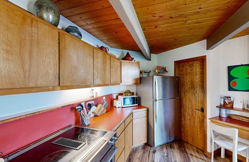 Sandpoint Cabin | Dog-friendly cabin with private hot tub, wood-burning fireplace & central AC