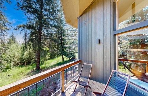 Sandpoint Cabin | Dog-friendly cabin with private hot tub, wood-burning fireplace & central AC