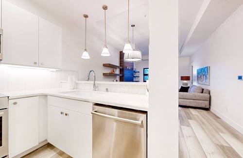 Cle Elum Condo | Dog-friendly condo with resort amenities, fireplace, full kitchen, AC, & W/D