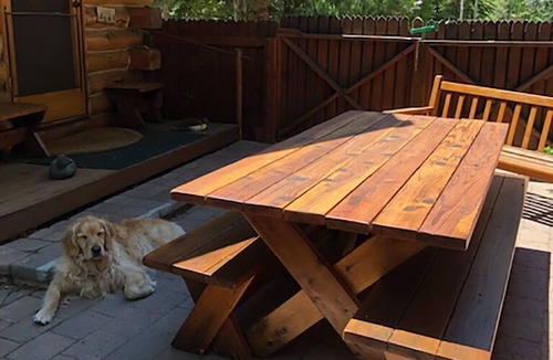 Ketchum House | Dog-Friendly Fishing/Ski Log Home by River/Mountain – a Feeling of Old Ketchum