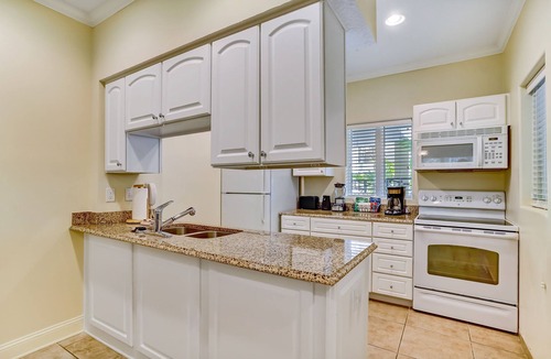 Fernandina Beach Condo | Dog-Friendly Home in the Tennis Villas w/Free WiFi, Shared Pool, Central AC