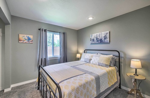 Grantsdale House | Dog-Friendly Hamilton Home w/ Mountain Views!