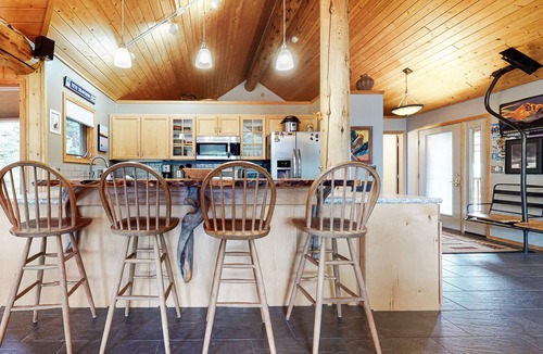 Big Sky Meadow Village Cabin | Dog-Friendly Home with Free WiFi, Private Hot Tub, and Great Views - Near Golfing