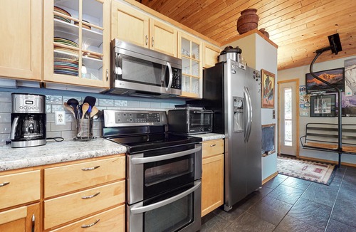 Big Sky Meadow Village Cabin | Dog-Friendly Home with Free WiFi, Private Hot Tub, and Great Views - Near Golfing