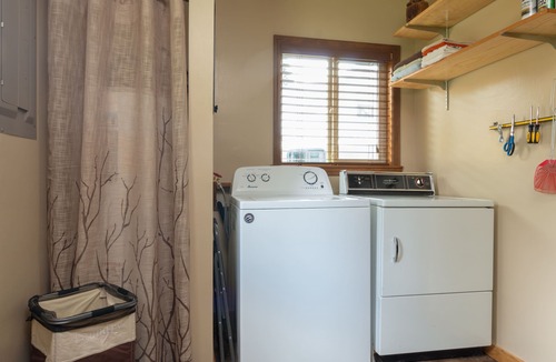 McCall House | DOG FRIENDLY REMODELED CABIN STEPS TO DOWNTOWN WITH PRIVATE FENCED YARD
