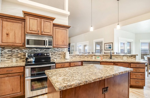 Canyon County House | Dog-Friendly Retreat on Vineyard w/Deck, Enclosed Yard & Fast WiFi