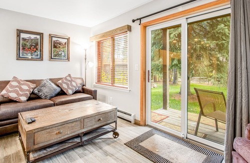 Four O'Clock Condo | Dog-Friendly Ski-In/Ski-Out Condo with Shared Hot Tub in Prime Location